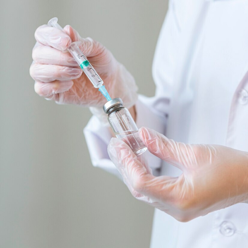 Медсестра набирает в шприц лекарство перед постановкой укола