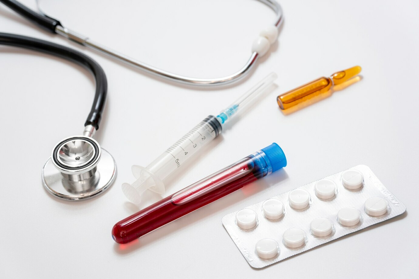 Подготовка расходных материалов для медицинских услуг: таблетки, шприц, ампула, фонендоскоп